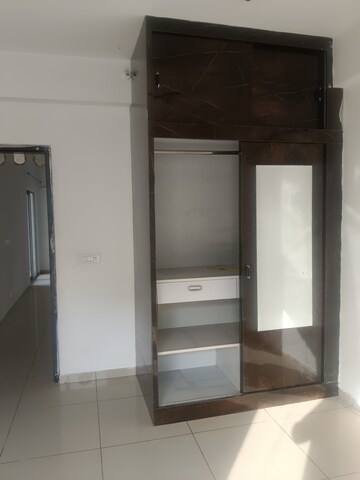 Room in 3.5 BHK Apartment at Gulshan Bellina, Sector 16 Greater Noida – for Rent