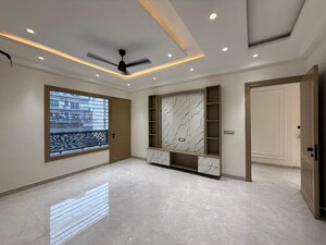 Room in 4 BHK Builder Floor at Srishti Greenfield Homes, Green Fields Colony – for Sale