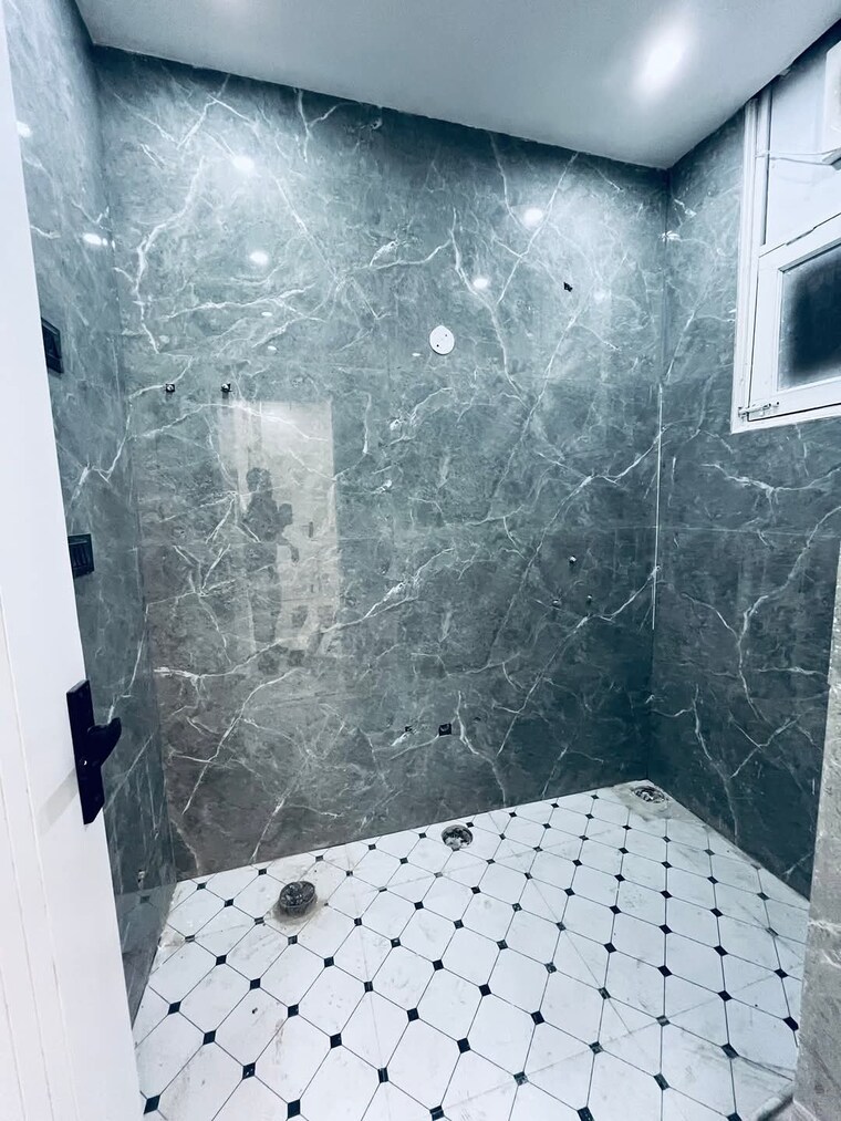 Bathroom, srishti-greenfield-homes 3 Bedroom 1900 Sq.Ft. Builder Floor In Green Fields Colony Faridabad 8672009