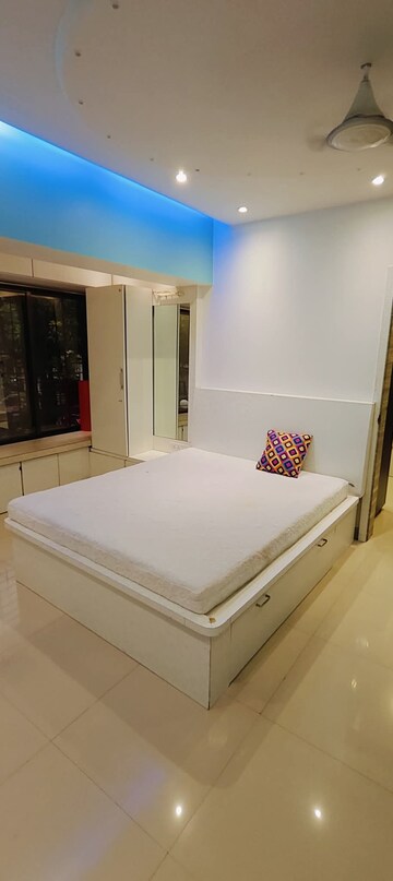 Bedroom in 3 BHK Apartment at Andheri West – for Rent
