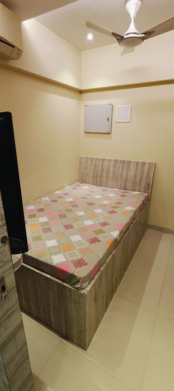 Bedroom in 3 BHK Apartment at Andheri West – for Rent