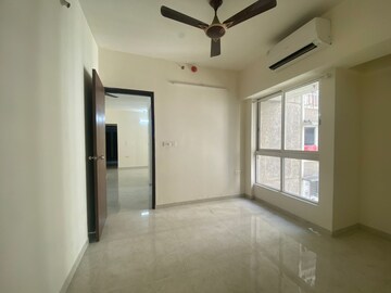 Room in 1 BHK Apartment at Lodha Amara, Kolshet Road – for Sale