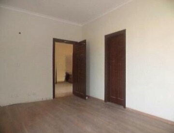 Room in 3.5 BHK Builder Floor at Raheja Vedaanta, Sector 108 – for Rent