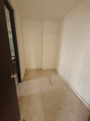 Room in 5 BHK Apartment at Indiabulls Enigma, Sector 110 – for Sale