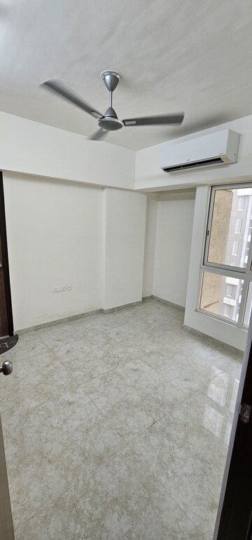Room in 1 BHK Apartment at Lodha Amara, Kolshet Road – for Sale
