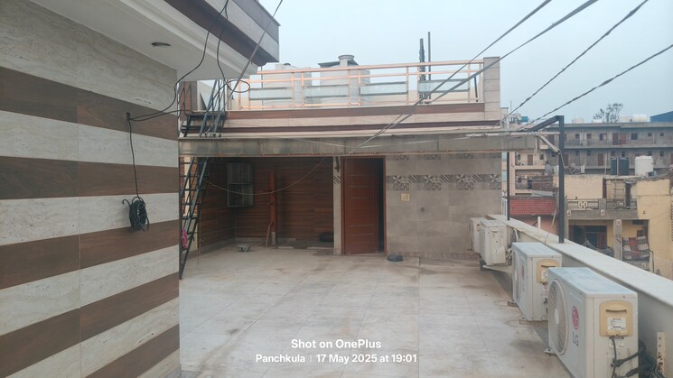 Terrace, ambala highway 6 Bedroom 100 Sq.Yd. Apartment In Ambala Highway Zirakpur 8672478