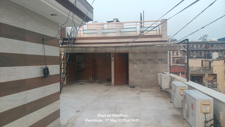 Terrace, ambala highway 6 Bedroom 100 Sq.Yd. Apartment In Ambala Highway Zirakpur 8672478