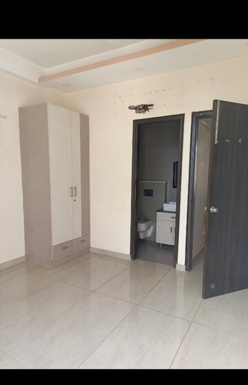 Building Lobby in 3 BHK Builder Floor at SAS Tower, Sector 38 – for Rent