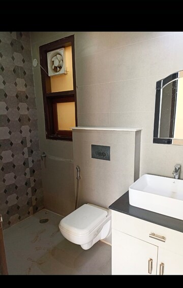 Bathroom in 3 BHK Builder Floor at SAS Tower, Sector 38 – for Rent