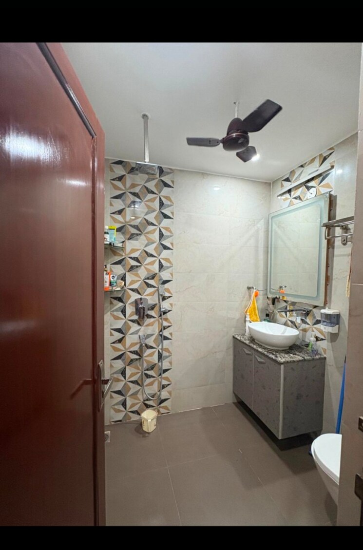 Bathroom, huda-market 3 Bedroom 2400 Sq.Ft. Builder Floor In Sector 31 Gurgaon 8672530