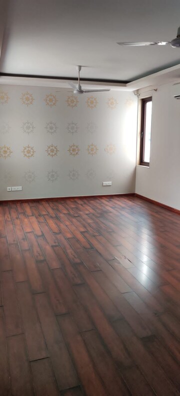Room in 3 BHK Builder Floor at Defence Colony – for Rent
