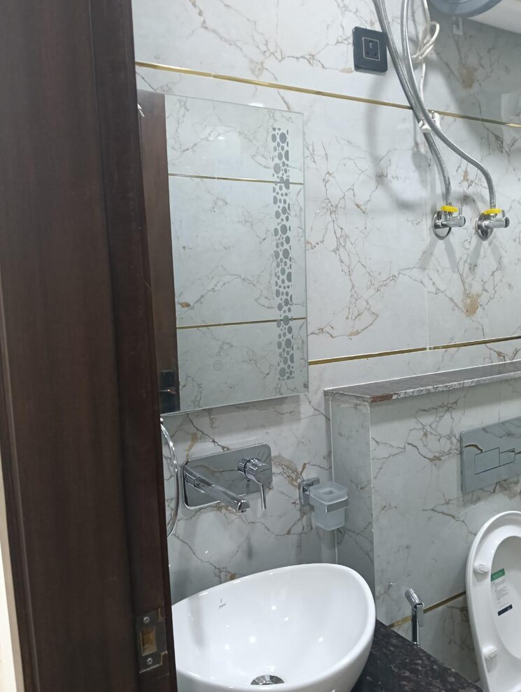 Bathroom, east of kailash 3 Bedroom 1500 Sq.Ft. Builder Floor In East Of Kailash Delhi 8672697