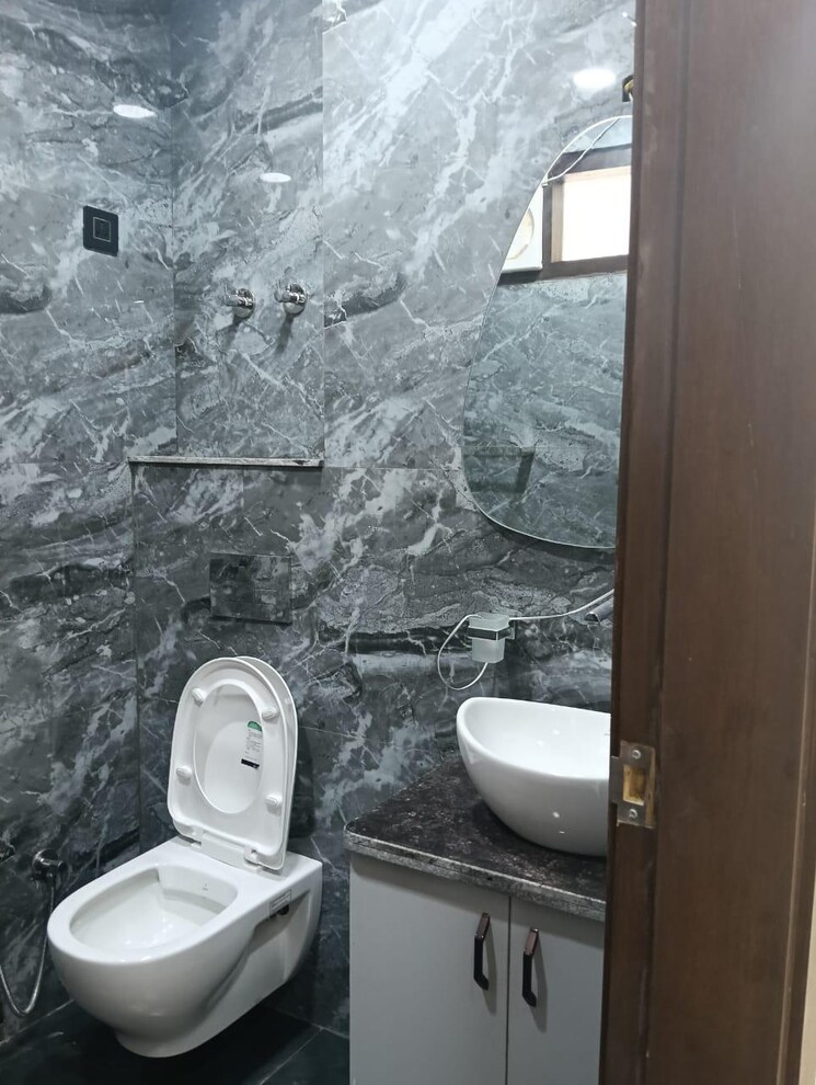 Bathroom, east of kailash 3 Bedroom 1500 Sq.Ft. Builder Floor In East Of Kailash Delhi 8672697