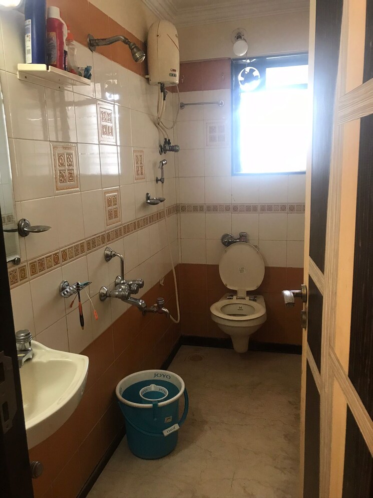 Bathroom, god-gifts-building 1 Bedroom 450 Sq.Ft. Apartment In Lower Parel Mumbai 8672792