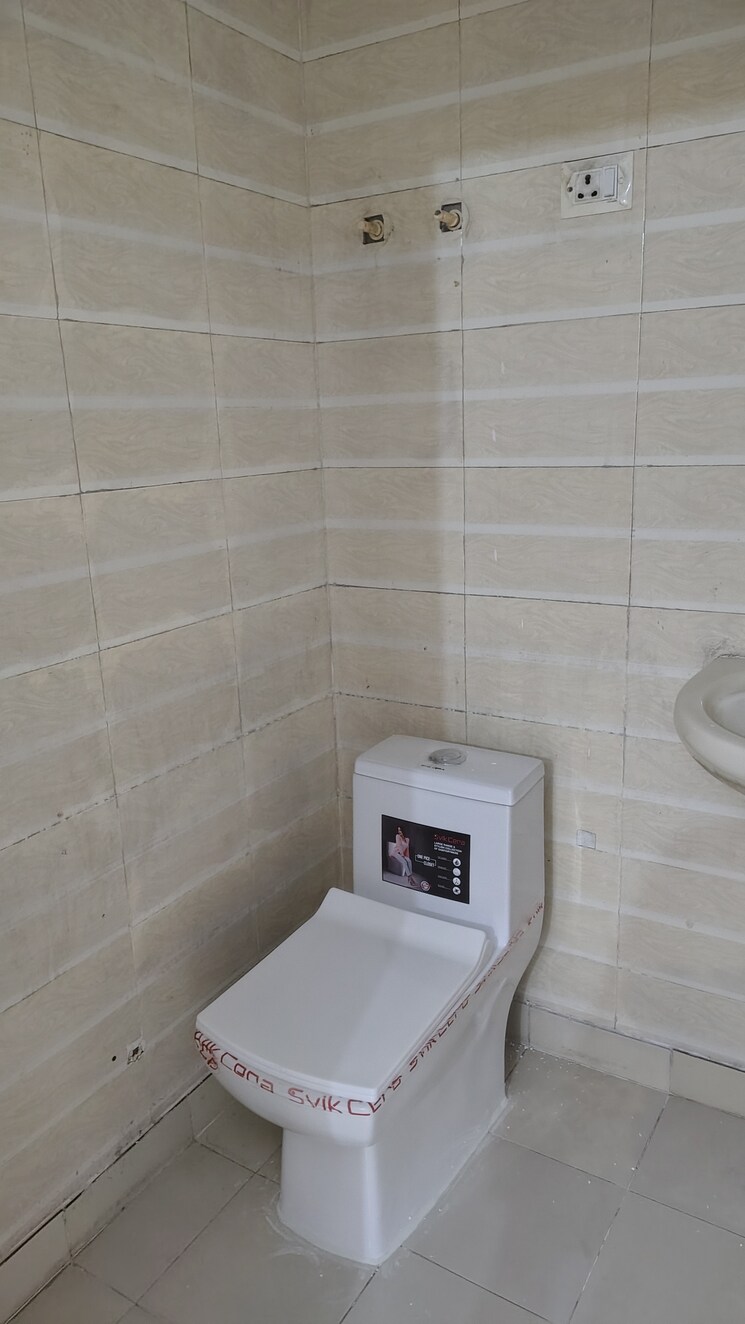 Bathroom, metro-suites-glitz 3 Bedroom 1650 Sq.Ft. Apartment In Vasundhara Sector 2 Ghaziabad 8672899