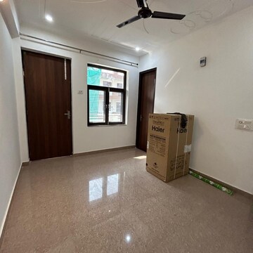 Living Room in 1.5 BHK Builder Floor at Sector 21 – for Rent