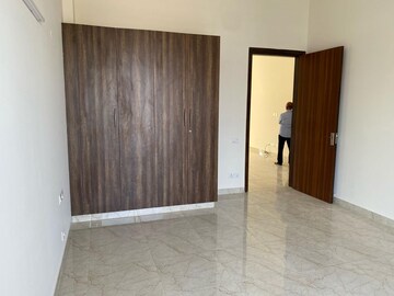 Room in 3 BHK Builder Floor at Empire Floors, Sector 57 – for Rent