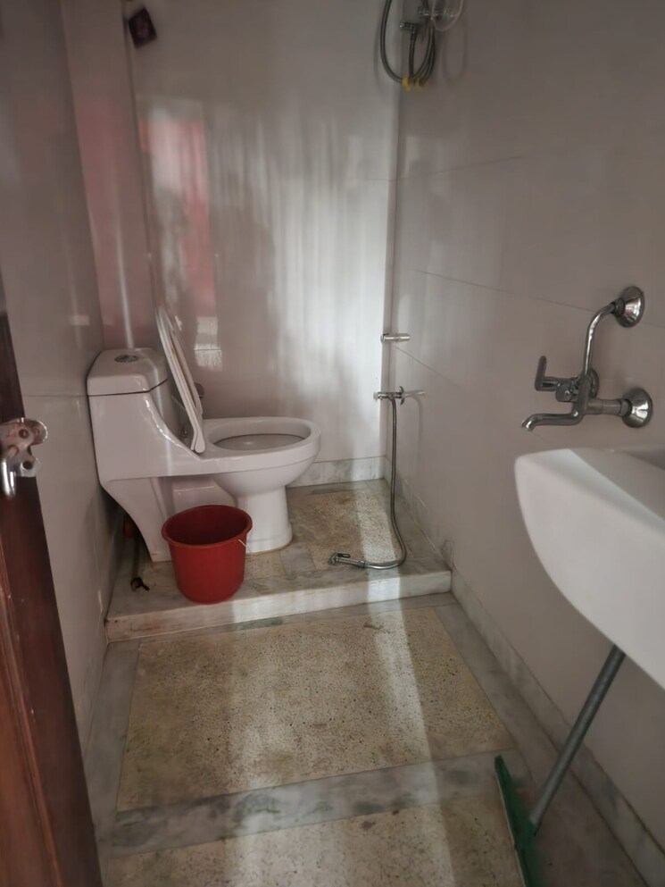 Bathroom, rwa-qutab-enclave 2 Bedroom 800 Sq.Ft. Builder Floor In Katwaria Sarai Delhi 8673145