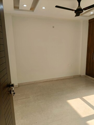Room in 3 BHK Apartment at Sector 17 Dwarka – for Rent
