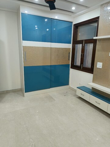 Room in 3 BHK Apartment at Sector 17 Dwarka – for Rent
