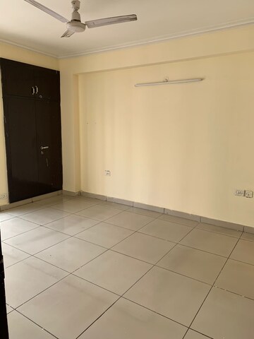 Room in 2 BHK Apartment at Panchsheel Greens, Sector 16 Greater Noida – for Sale