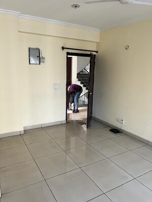 Room in 2 BHK Apartment at Panchsheel Greens, Sector 16 Greater Noida – for Sale