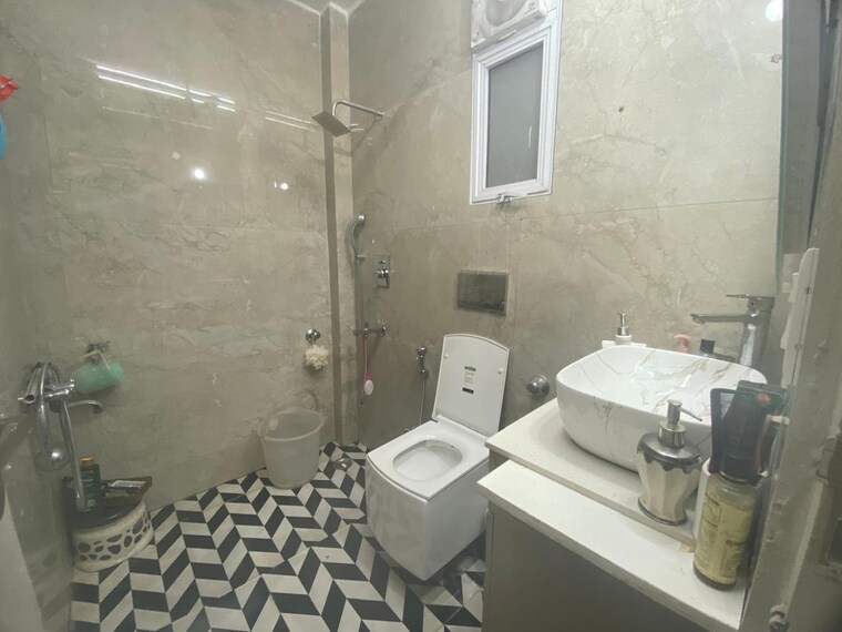 Bathroom, east of kailash 3 Bedroom 1500 Sq.Ft. Builder Floor In East Of Kailash Delhi 8673336