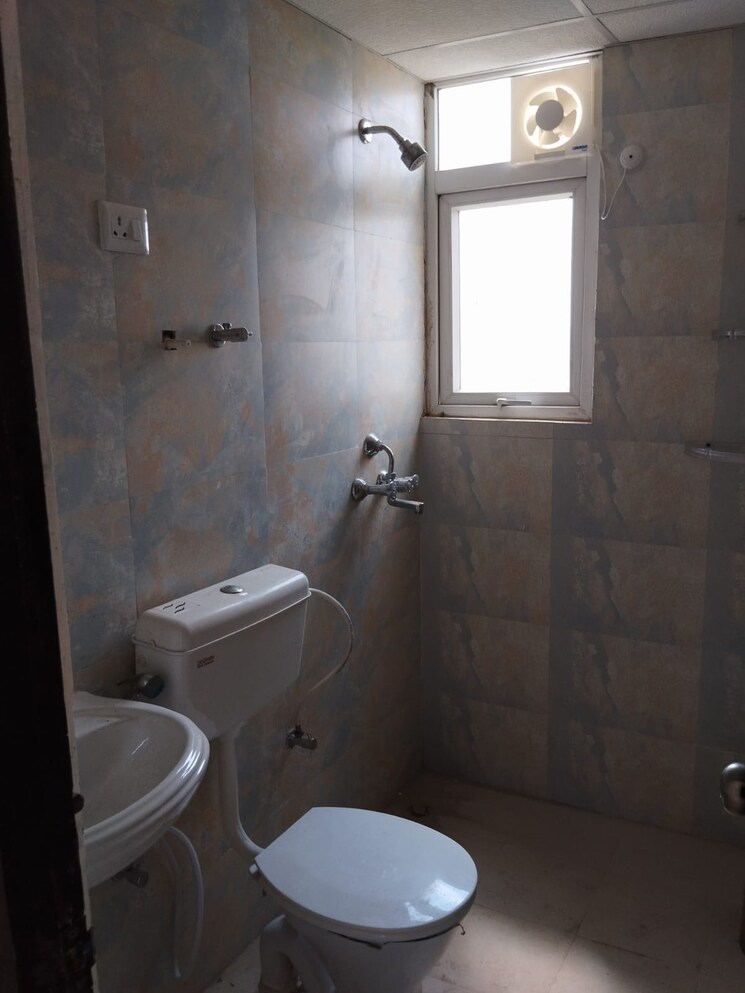 Bathroom, signature-the-serenas 2 Bedroom 724 Sq.Ft. Apartment In Sohna Sector 36 Gurgaon 8673594