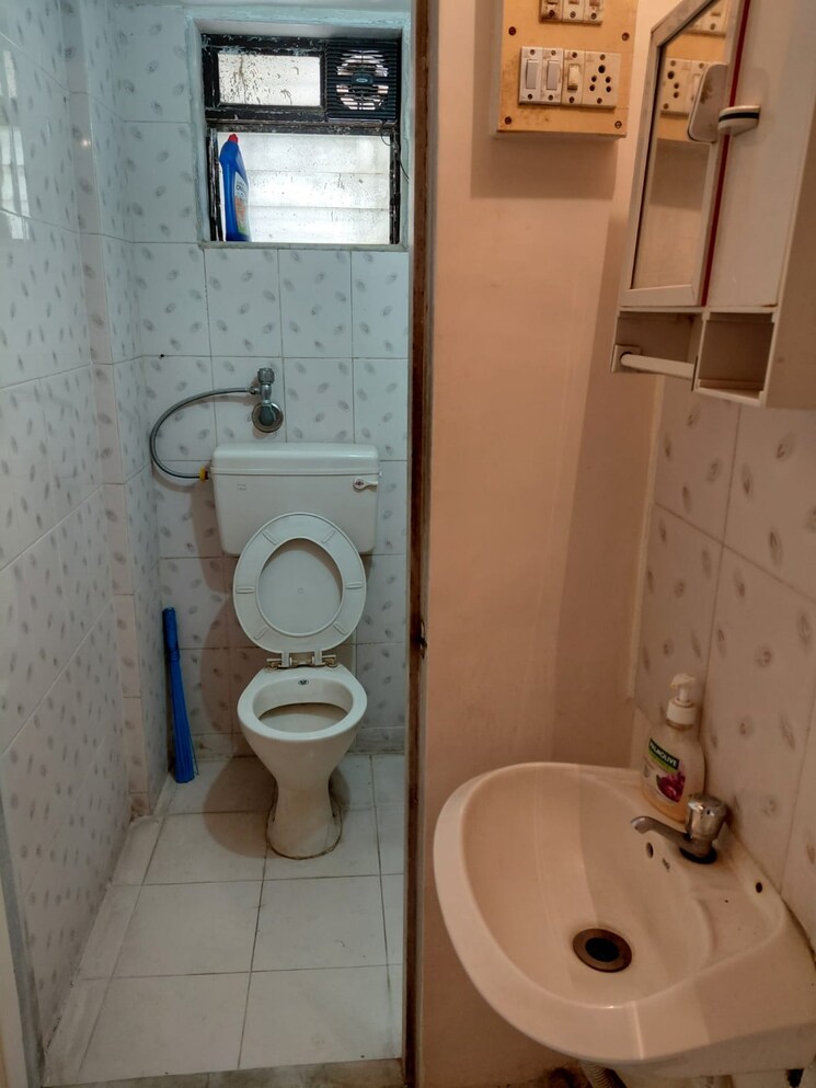 Bathroom, dadarkar-building 1 Bedroom 500 Sq.Ft. Apartment In Dadar West Mumbai 8673652
