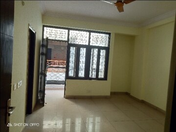 Room in 2 BHK Apartment at The Mall Avenue – for Rent