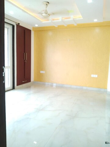 Room in 3 BHK Builder Floor at Super Mart 1, Sector 27 – for Rent