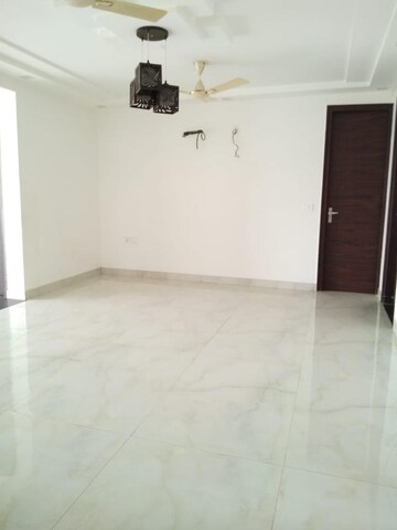 Room in 3 BHK Builder Floor at Super Mart 1, Sector 27 – for Rent