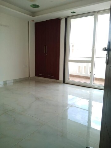 Room in 3 BHK Builder Floor at Super Mart 1, Sector 27 – for Rent