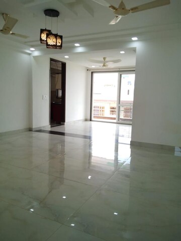 Room in 3 BHK Builder Floor at Super Mart 1, Sector 27 – for Rent