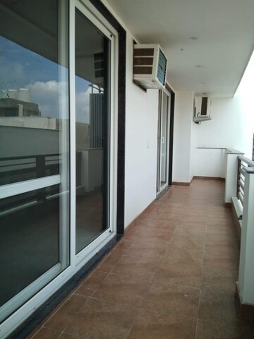 Building Lobby in 3 BHK Builder Floor at Super Mart 1, Sector 27 – for Rent
