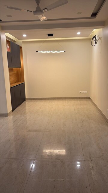 Room in 3 BHK Builder Floor at Super Mart 1, Sector 27 – for Rent
