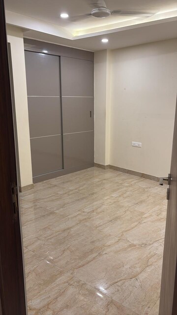 Room in 3 BHK Builder Floor at Super Mart 1, Sector 27 – for Rent