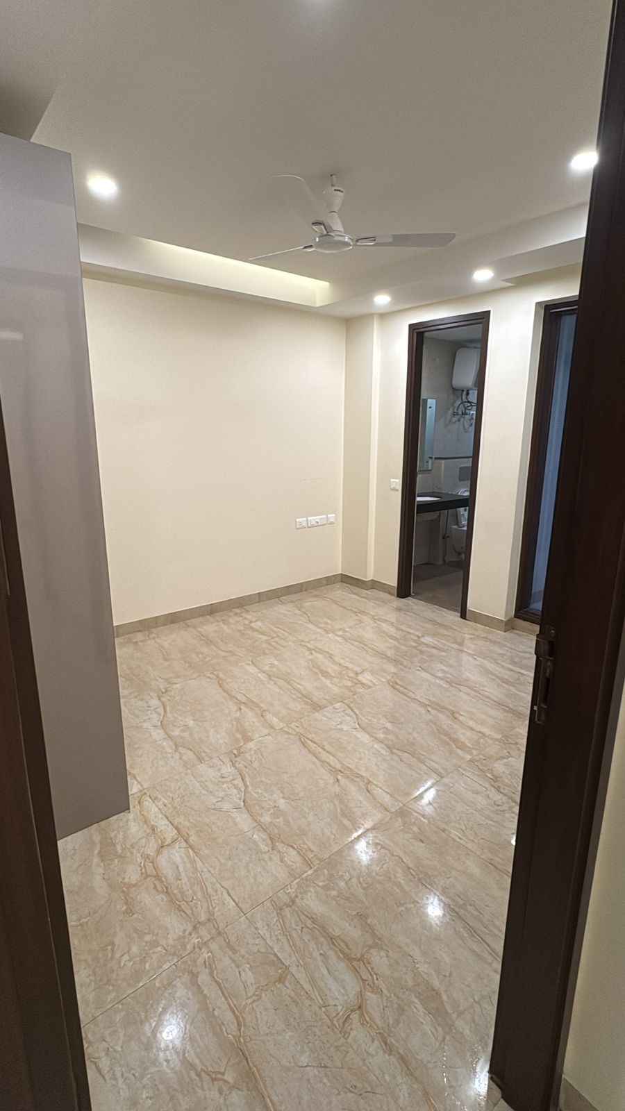 3 BHK + Servant Room 215 Sq.Ft. Builder Floor in Super Mart 1