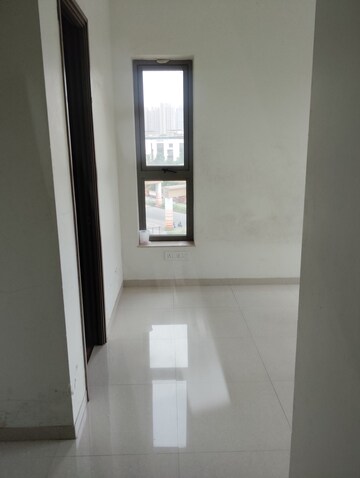 Room in 2 BHK Apartment at Kalpataru Paramount, Kapur Bawdi – for Rent