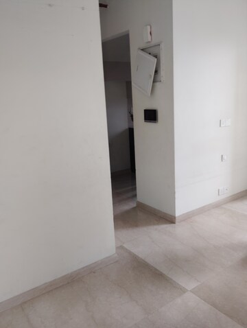 Room in 2 BHK Apartment at Kalpataru Paramount, Kapur Bawdi – for Rent