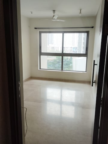 Room in 2 BHK Apartment at Kalpataru Paramount, Kapur Bawdi – for Rent