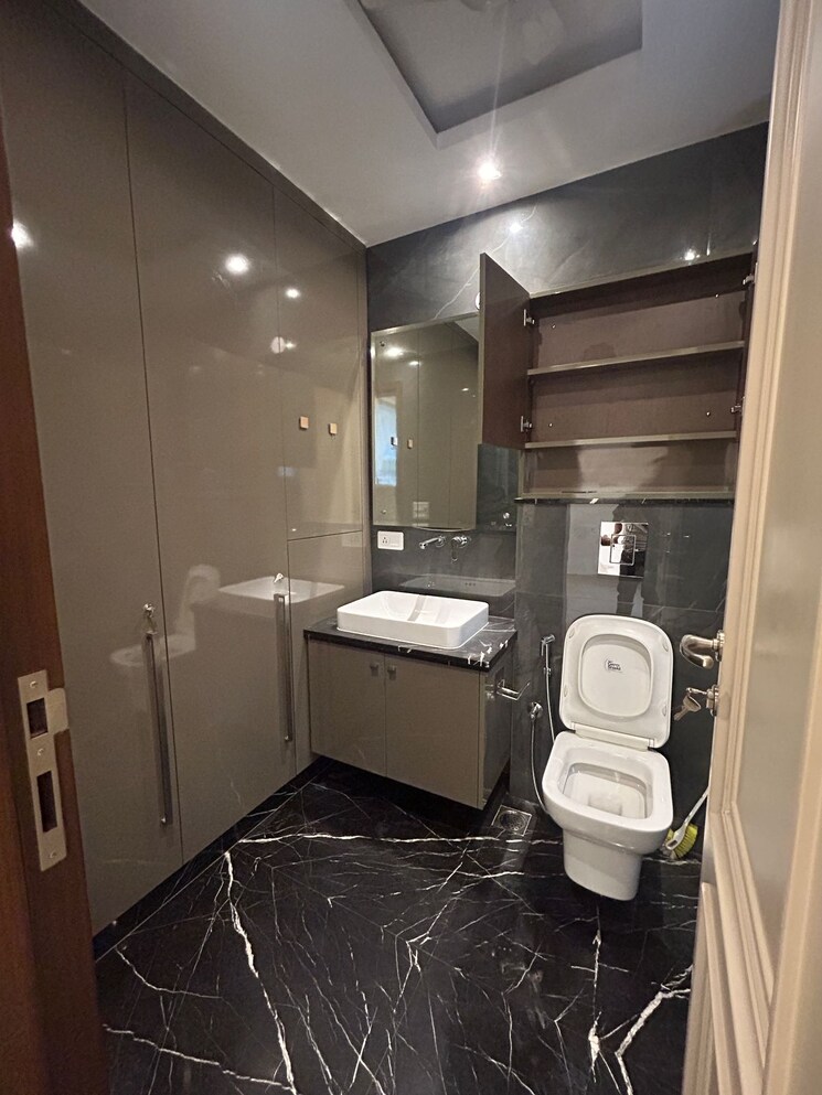 Bathroom, trehan-iris-aavaas 5 Bedroom 2000 Sq.Ft. Apartment In Safdarjung Enclave Delhi 8673762