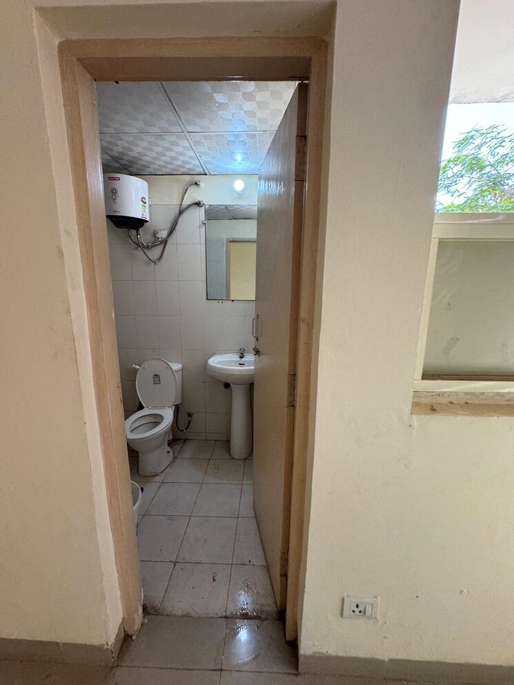 Bathroom, puri-pratham 3 Bedroom 1400 Sq.Ft. Apartment In Sector 84 Faridabad 8673719