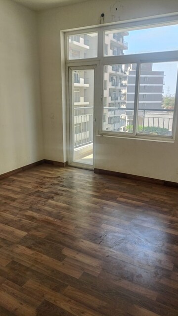 Room in 3 BHK Apartment at Corona Gracieux, Sector 76 – for Rent