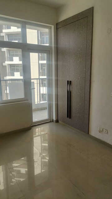 Room in 3 BHK Apartment at Corona Gracieux, Sector 76 – for Rent