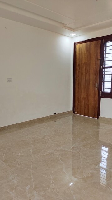 Room in 2.5 BHK Builder Floor at Dwarka Mor – for Rent