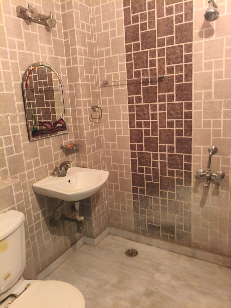 Bathroom, sector 23a 2 Bedroom 160 Sq.Yd. Builder Floor In Sector 23a Gurgaon 8673908