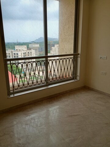 Room in 1 BHK Apartment at Hiranandani Castalia, Ghodbunder Road – for Sale