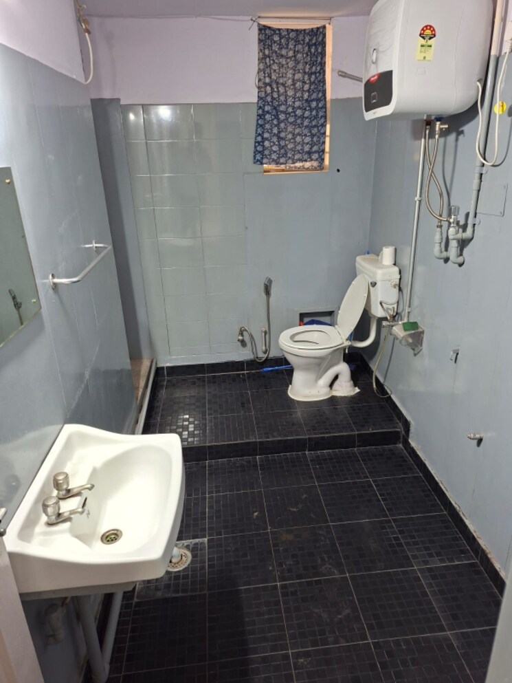 Bathroom, kalkaji 2 Bedroom 900 Sq.Ft. Builder Floor In Kalkaji Delhi 8674009
