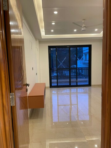 Room in 4 BHK Builder Floor at Unitech Greenwood City Apartment, Sector 45 – for Sale